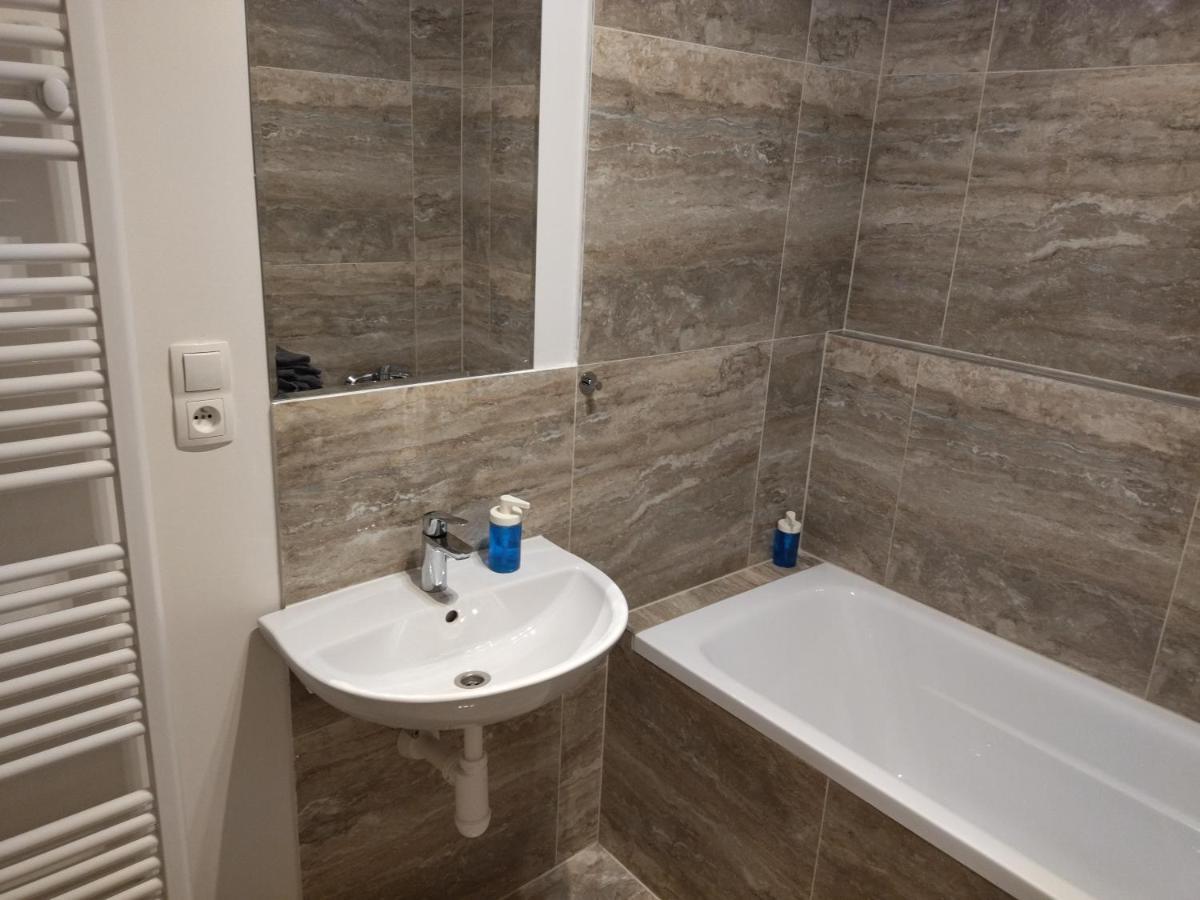 Brand New One Bedroom Apartment #54 In Brand New Building With Free Parking ปราก ภายนอก รูปภาพ